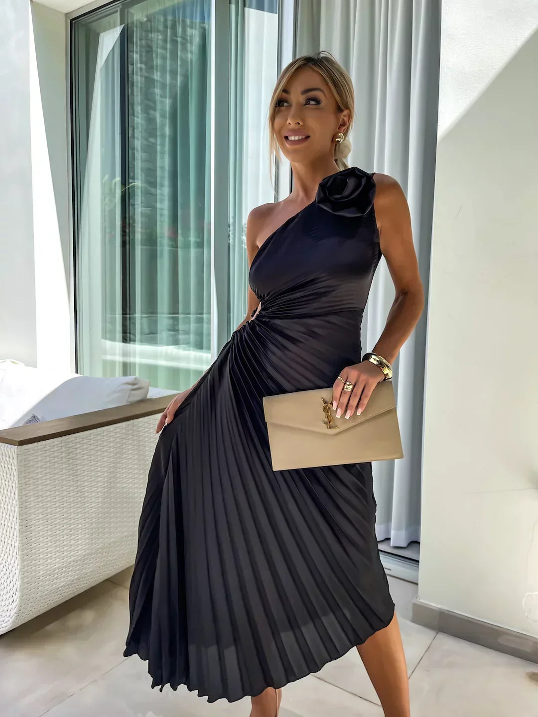 Véronique – Robe à épaules fleuries