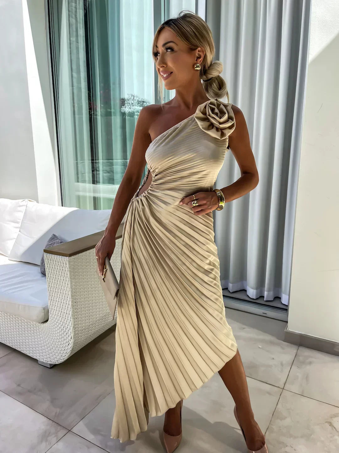 Véronique – Robe à épaules fleuries